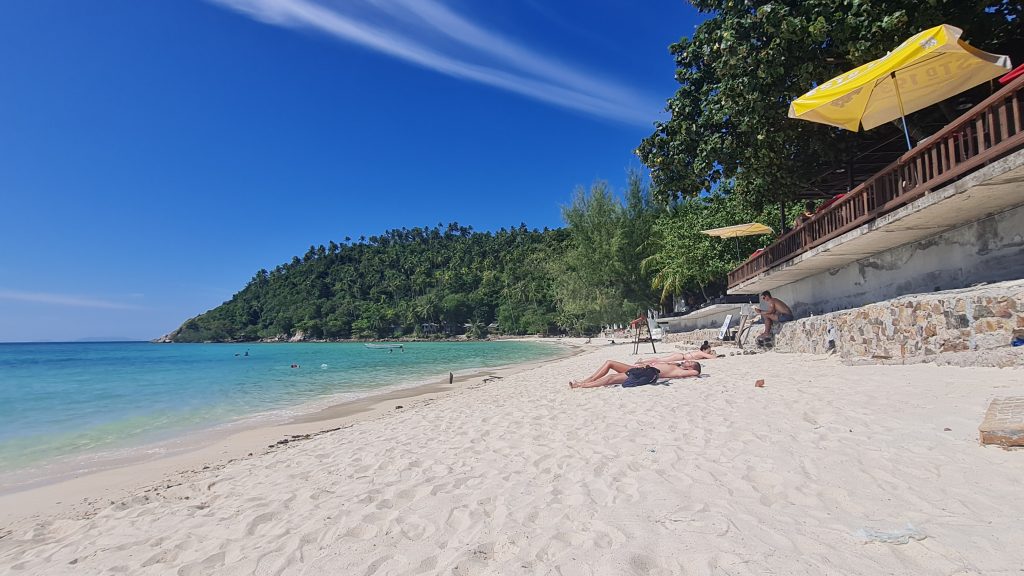 Sunny beach in Thailand to live a life far from societal expectations